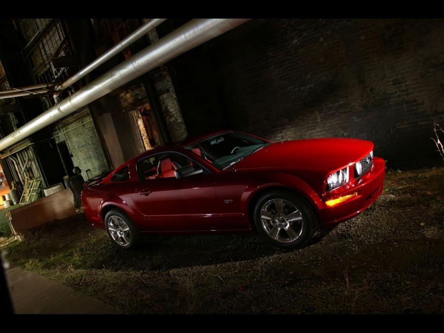  Ford Mustang GT 2005 года  (фото 38 из 209)